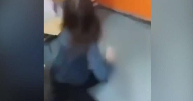 Ученици во Србија снимале како се изживуваат врз професорка, ја фрлаат на подот (ВИДЕО) 