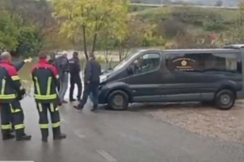 Страшна сообраќајка во Црна Гора: Нуркачи извлекоа три тела од надојдената река (ВИДЕО)