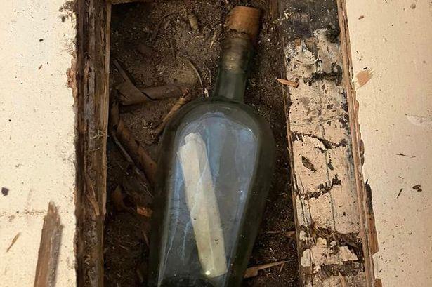 Пронашле шише со порака, стара 135 години и едвај ја дешифрирале 