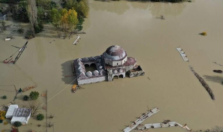 Најмалку шестмина загинати во големите поплави во Албанија, Црна Гора и Србија (ВИДЕО)