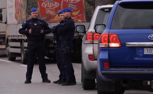 Курти ќе го одложи за 48 часа изрекувањето на казните за влез на граѓани со таблички КМ