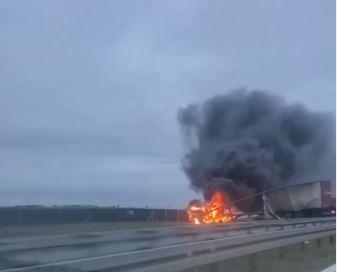 Видео: Несреќа во Србија, две лица повредени откако се запалиле два камиони
