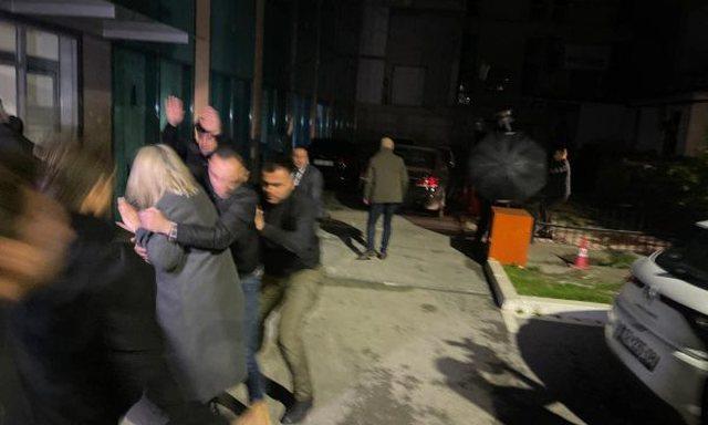 Курти нападнат со цреши пред Владата, телохранителите го брани со чадор (ВИДЕО)