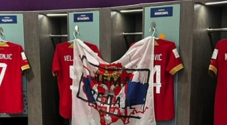 Србите во соблекувалната поставија знаме, Косовците реагираа до ФИФА (ФОТО)