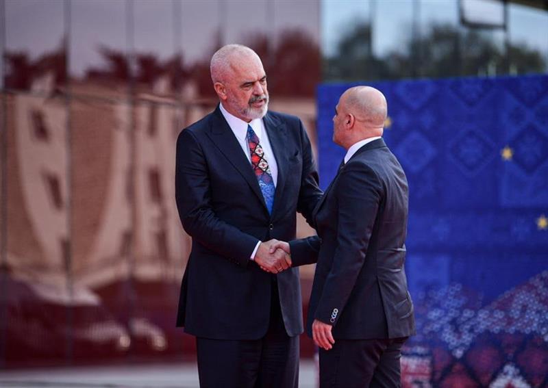 Премиерот Ковачевски на Самит во Тирана пречекан од премиерот на Албанија Рама