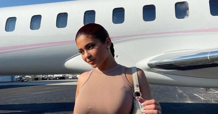 Кајли Џенер и нејзиното момче со два приватни авиони патувале на исто место, сите ги нападнаа