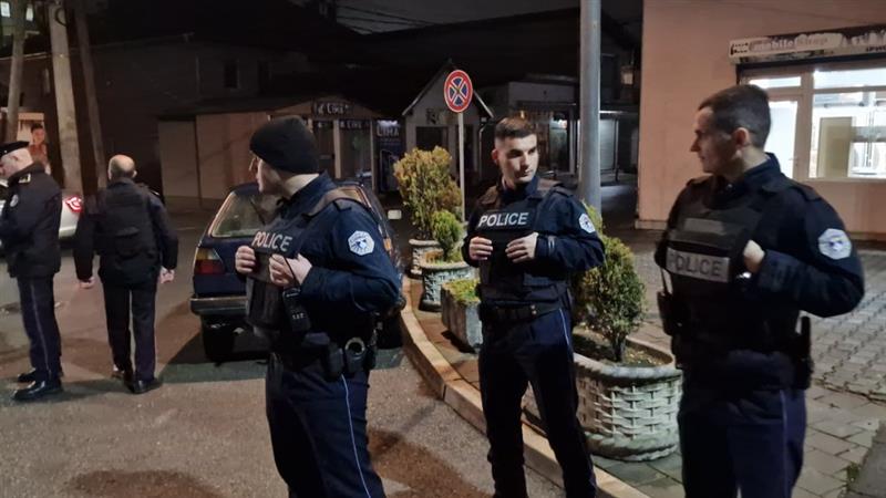 По влегувањето на косовските специјалци, во северниот дел на Митровица е мирно,но напнато