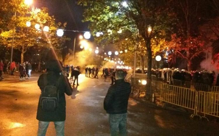 Видео: Судири меѓу полицијата и демонстрантите во Подгорица