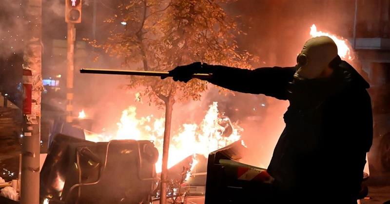 Почина 16- годишен Ром , кого го застрела полицаец во Солун , протести низ целата земја (ВИДЕО)