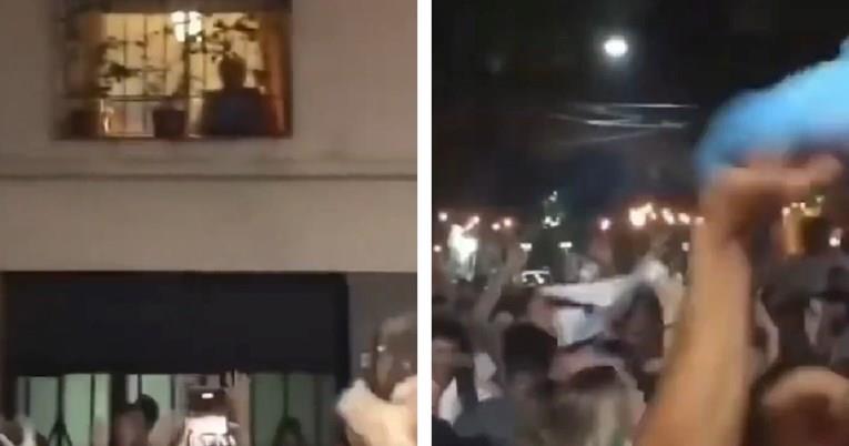 Илјадници Аргентинци скандираа под прозозрецот на баба му на Меси (ВИДЕО)