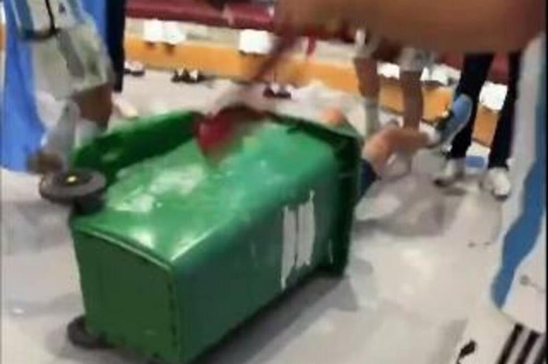 Аргентински фудбалер од радост заврши во канта за ѓубре (ВИДЕО)