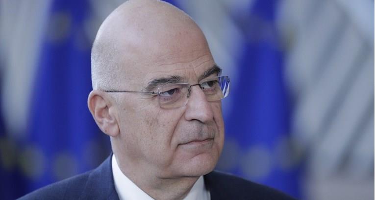 Грчкиот шеф на дипломатијата во Приштина одби да се слика пред таблата „Република Косово“