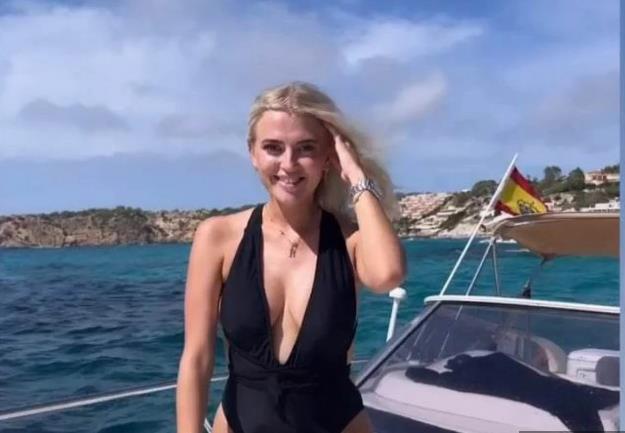 Атрактивната актерка Луси Фалон позираше на Ибица(фото)