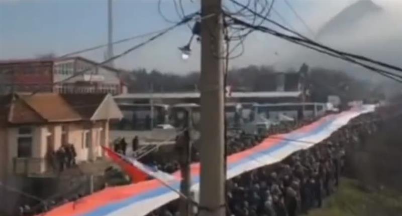 Огромно српско знаме на протестите на Србите на северот на Косово (ВИДЕО)