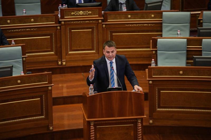 Косовски пратеник објави список со имиња за апсење, меѓу нив и синот и братот на Вучиќ