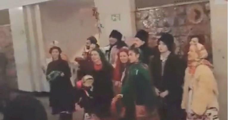 Украинци пеат божикни песни во скривница во Киев за време на узбуна за воздушен напад (ВИДЕО)