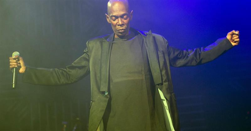 Милиони фанови се простуваат од фронтменот на Faithless, Макси Џез 