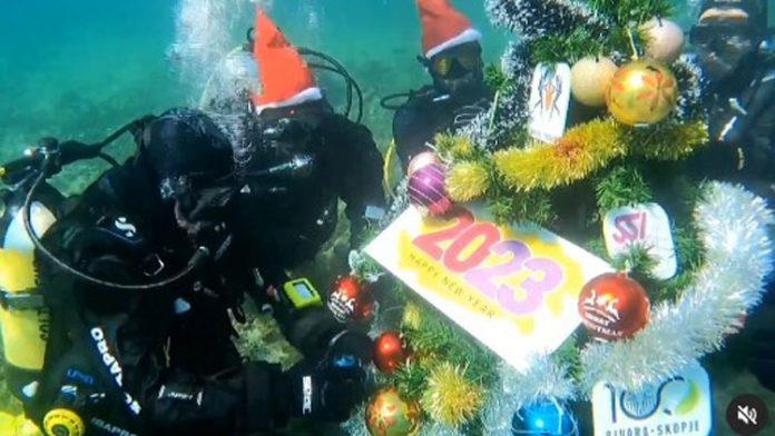 Накитена подводната новогодишна елка во Охридското езеро