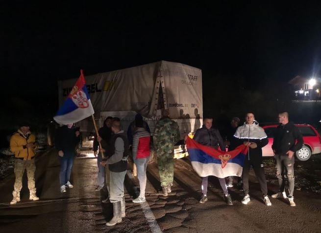 Група од околу 50 лица го блокираа преминот Мердаре меѓу Косово и Србија