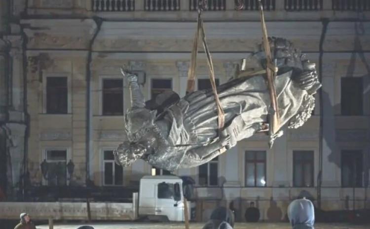 Со сајла урната статуата на руската царица Катарина во Одеса 