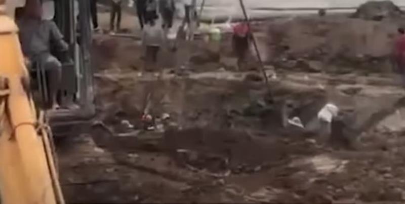 Драма во Виетнам: Дете пропадна во шахта, два дена не можат да дојдат до него (ВИДЕО)