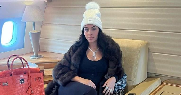 Георгина се пофали со внатрешноста на луксузниот приватен авион (ФОТО)