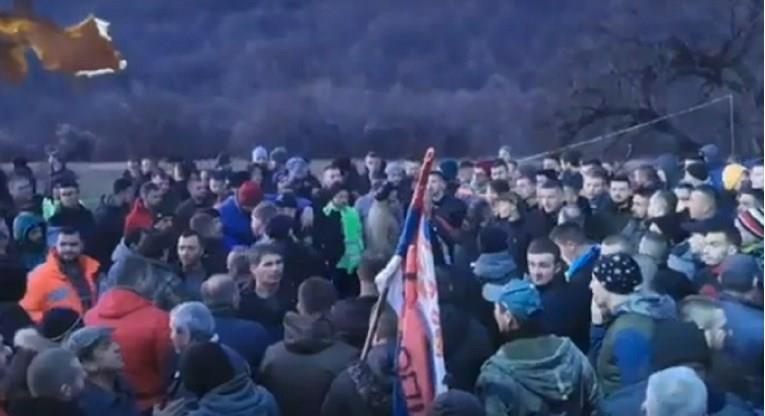 Отстранети барикадите кај Штрпце, ЕУ го осуди нападот врз двете српски момчиња