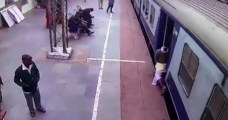 Индиец имал неверојатна среќа- се качува во воз во движење (ВИДЕО)