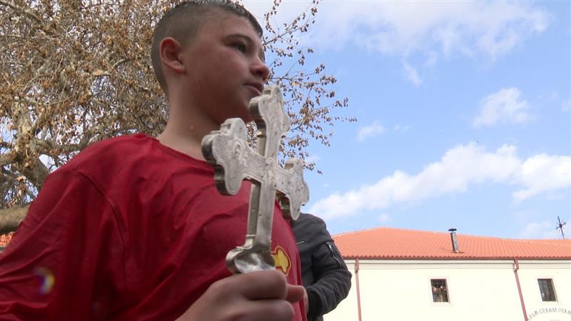 Прилепчанецот Марко Ристески го фати светиот крст за Богојавление-Водици