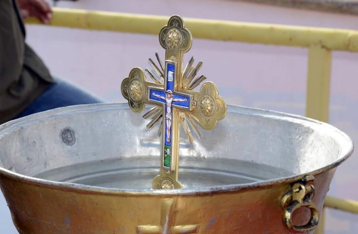 Ели Апостоловска, единствена девојка меѓу храбрите, која скокна по крстот во водите на Вардар