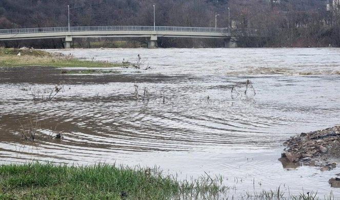 Поплави во Србија, најдраматично во Нови Пазар, вонредна сосотојба во седум општини