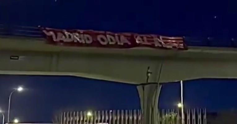 Навивачите на Атлетико со морбидна порака: Обесија кукла со ликот на Винициус (ВИДЕО)