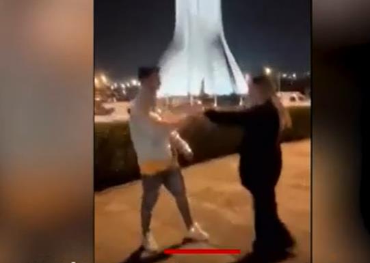 Иранска двојка, доби долги затворски казни поради танц на плоштад во Техеран
