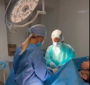 Видео: Пациент на операција ја фати докторката за задникот