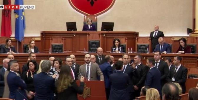 Тензии во албанскиот Парламент 