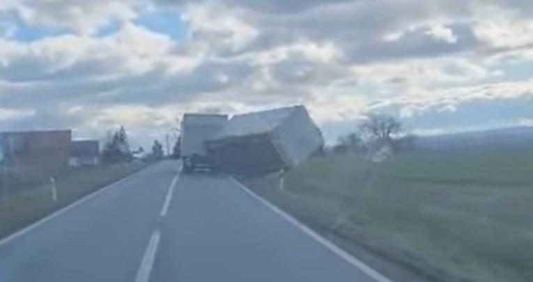 Невреме во Хрватска- силниот ветер превртува камион во движење (ВИДЕО)