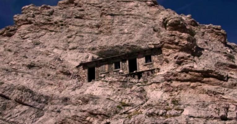 Над 100 години напуштена куќа, изградена во карпа, е вистинска мистерија (ВИДЕО)