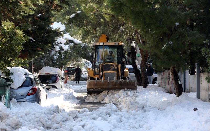 Циклонот „Барбара“ ја завеа Грција во снег, проблеми на патишатата и пристаништата (ВИДЕО)