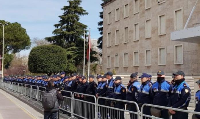 Пред денешниот протест во Тирана, американската Амбасада со предупредување