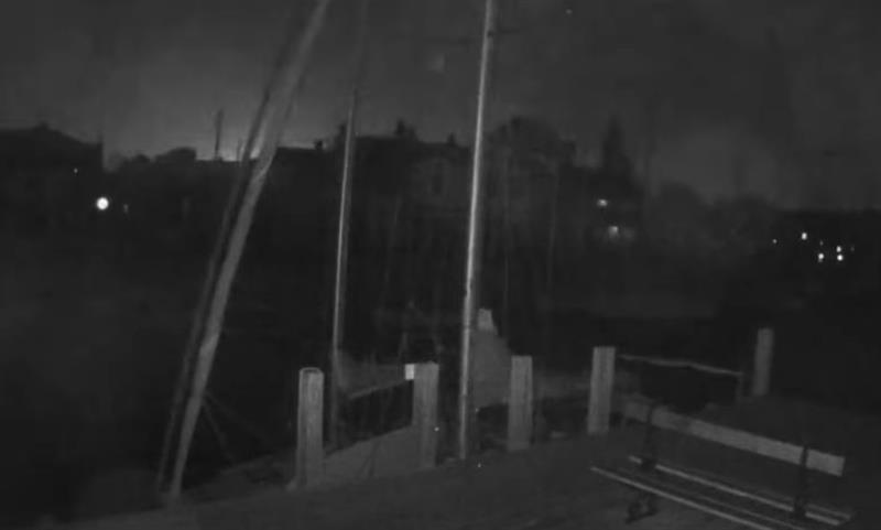Видео: Метеорит влезе во атмосферата и го осветли небото над Ла Манш