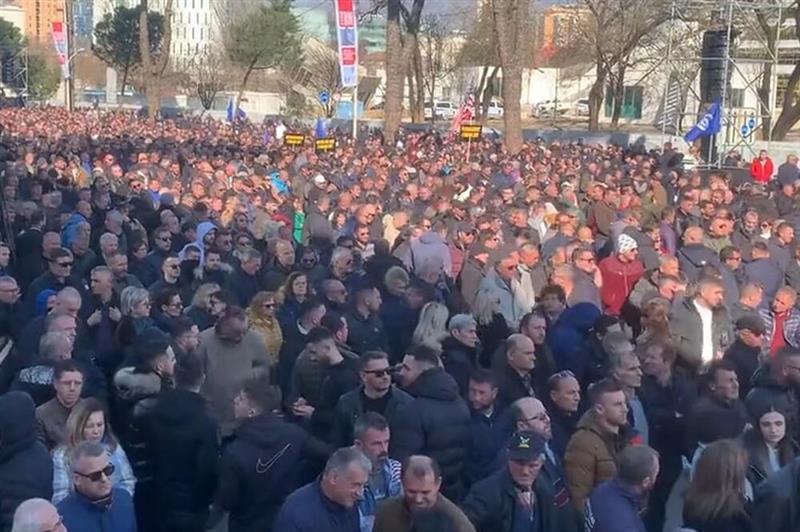 Масовни антивладини протести пред Парламентот во Тирана, бараат оставка од Рама (ВИДЕО)