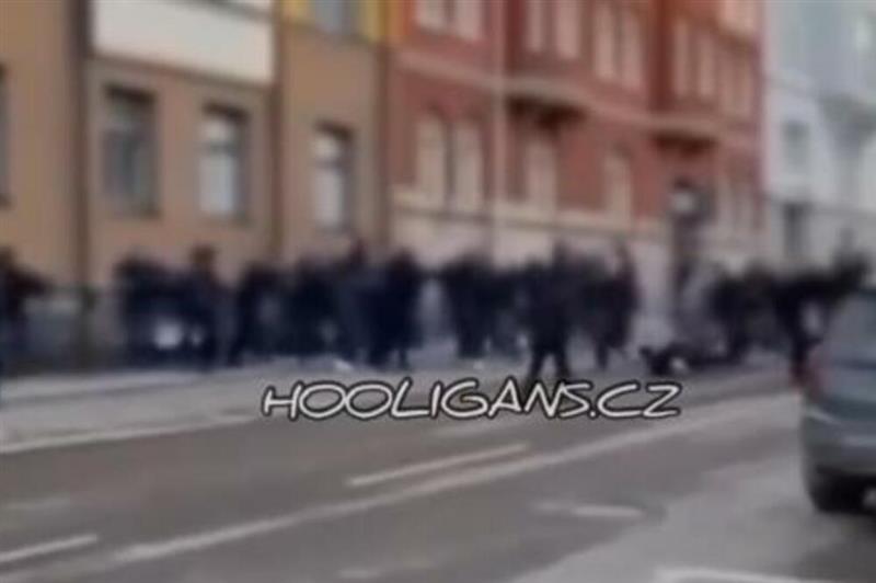 Масовна тепачка на навивачи во Стокхолм, не се знае кој кого удара (ВИДЕО)