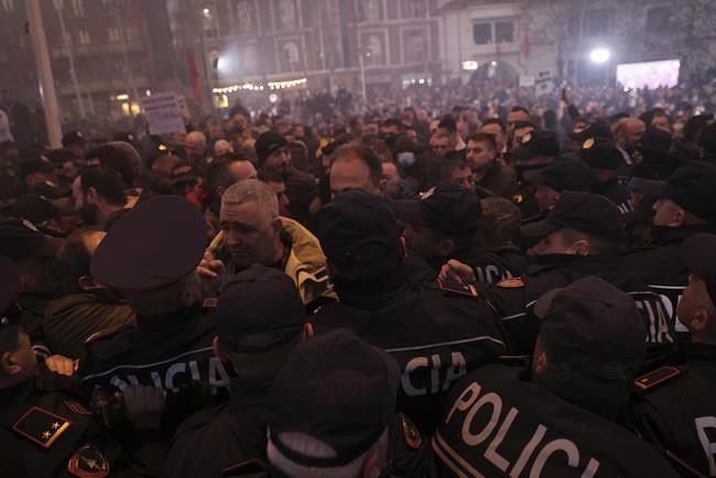 Тензии во и протест пред албанскиот Парламент
