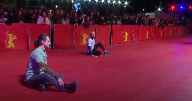 Видео: Климатски активисти се залепија за тепихот на отворањето на познатиот фестивал во Берлин