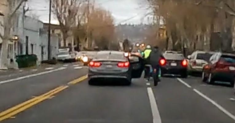 Нов опасен тренд во САД: Со автомобилски врати соборуваат велосипедисти (ВИДЕО)