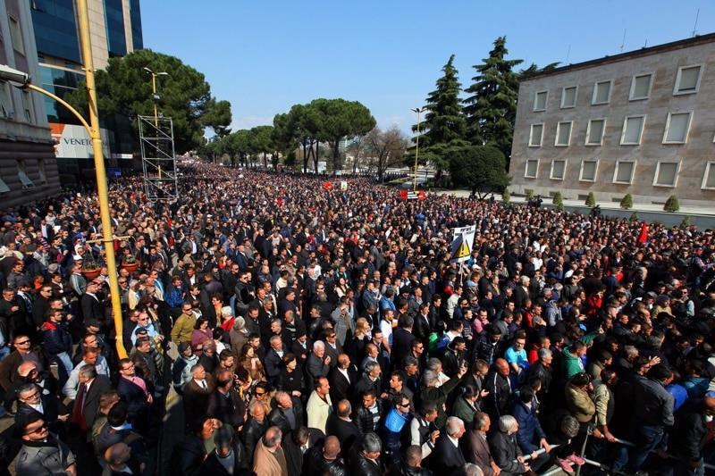 Албанската опозиција предлага затворска казна до 5 год.за напад против медиумски работници