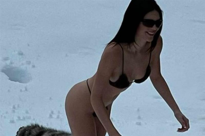 Фото: Кендел Џенер претарела во фотошопот?!