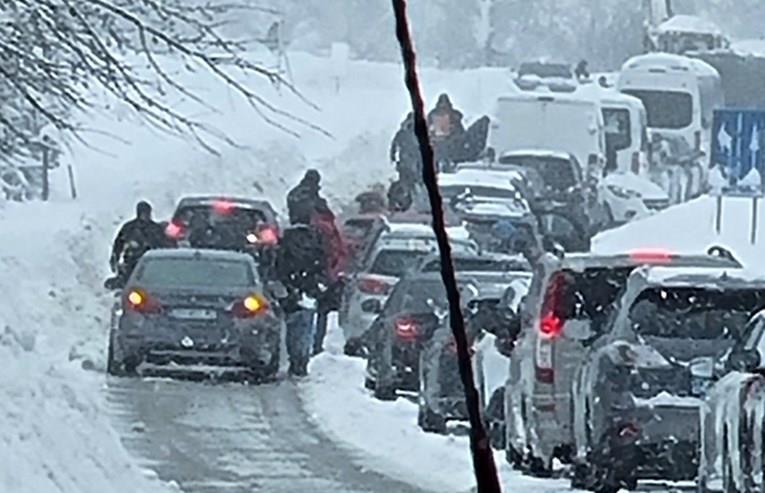 Снежно невреме во Хрватска: Колони возила заглавени со часови, патиштата блокирани