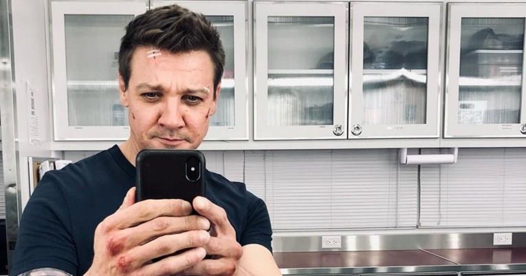 Џереми Ренер покажа како се опоравува по несреќата, во која му се скршени 30 коски (ВИДЕО)