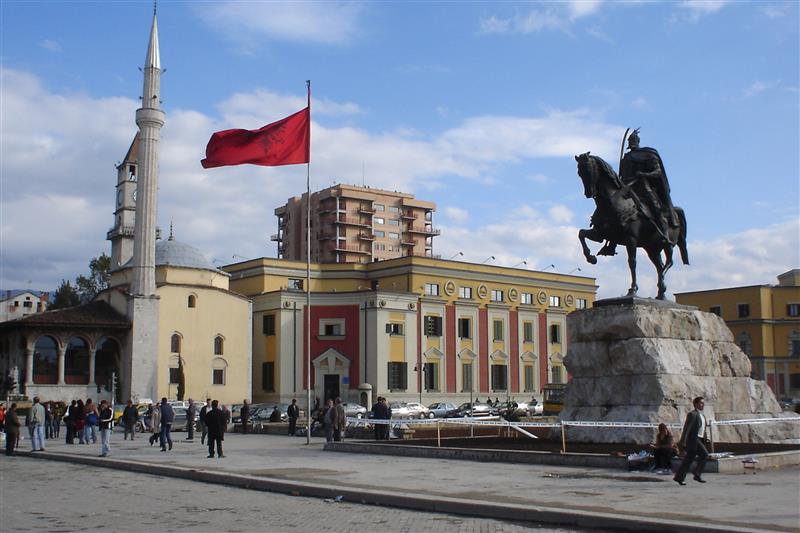 Од април минималната плата во Албанија 40 илјади леки или 335 евра